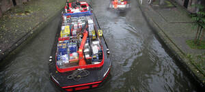 de bierboot passeert de afvalboot op de Oudegracht