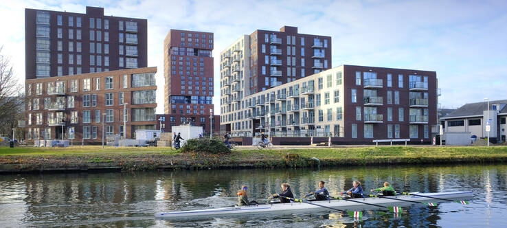 Studenten/jongerencomplex City Campus Max aan het Europaplein met roeiers op de voorgrond