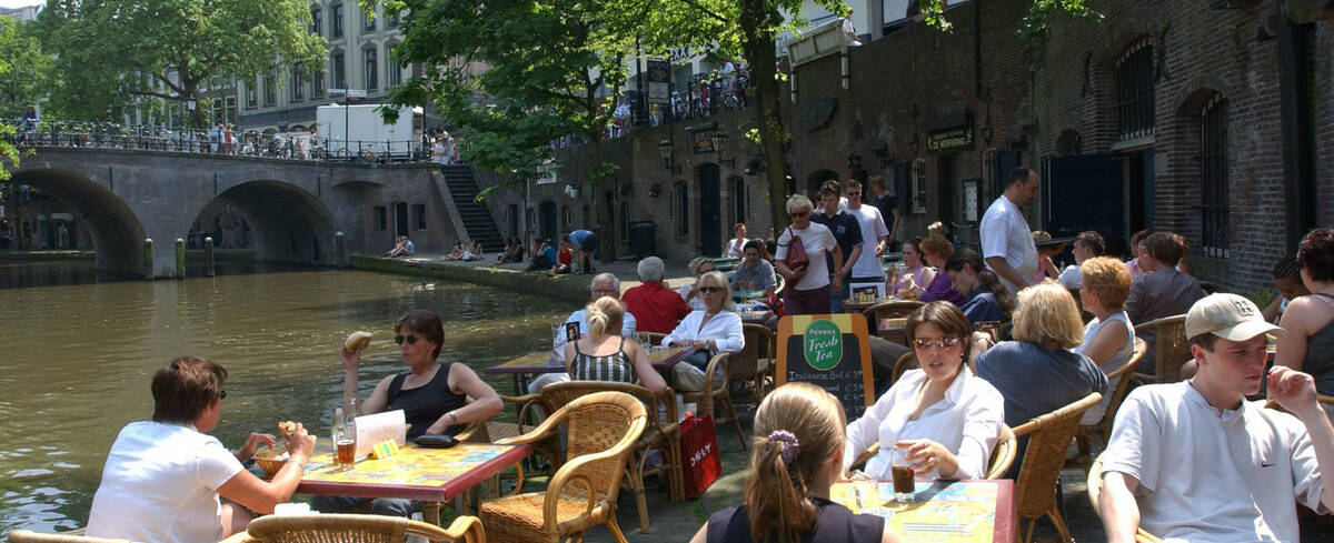 vol terras aan de Oudegracht op een zonnige dag