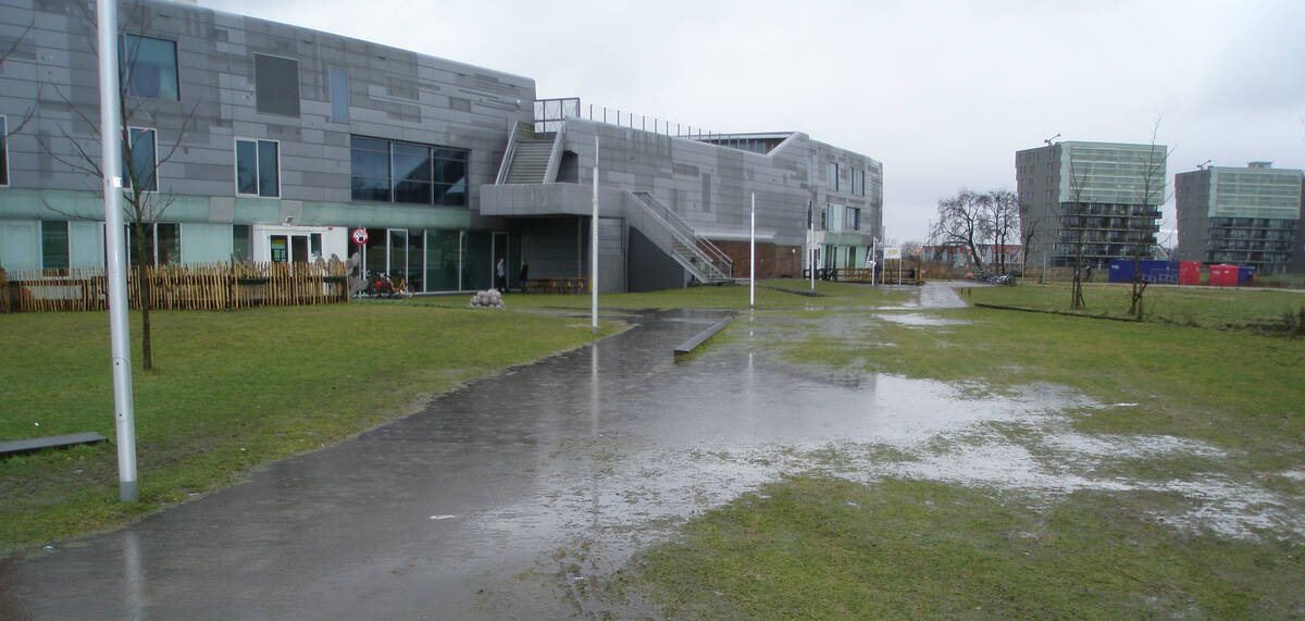 grasveld waarvan delen onder water staan na regen