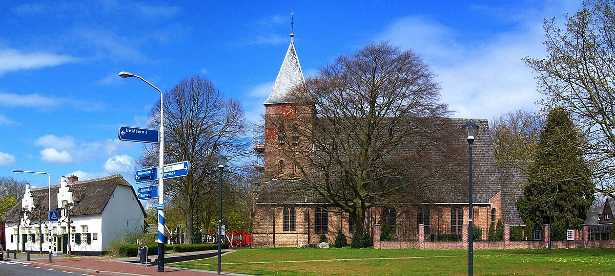 foto van de kerk en bomen aan het dorpsplein in vleuten