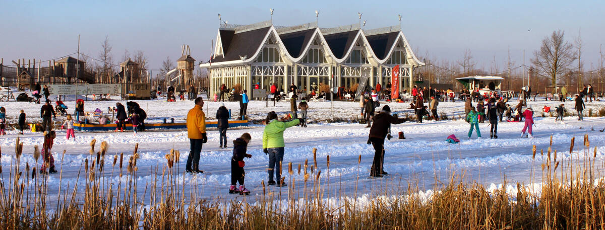 schaatsers bij het theehuis in het Máximapark