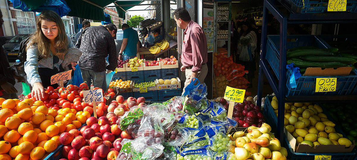 uitgestalde groente en fruit op de Kanaalstraat